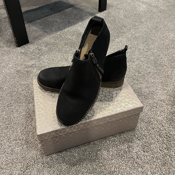 Shoes - Gently used hush puppies